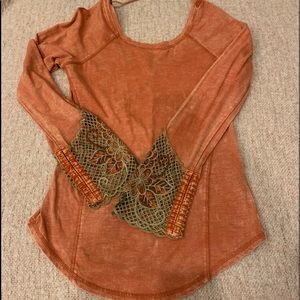 Layering top with sleeve cuff flower design